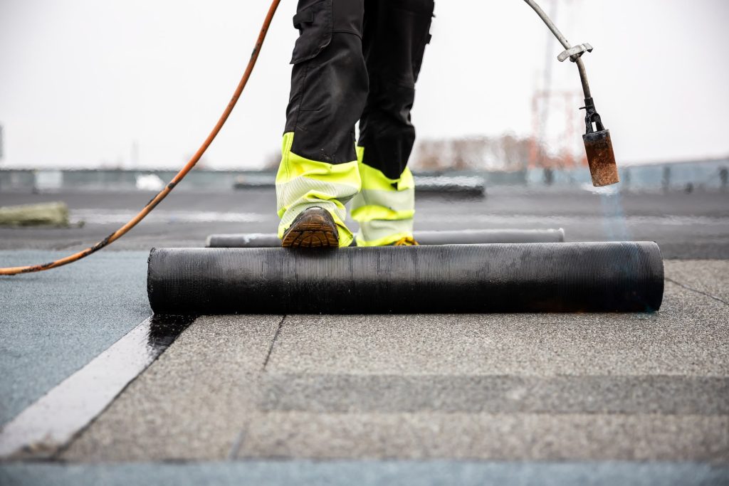 Single-ply membrane flat roof fitted on retail unit in Reading